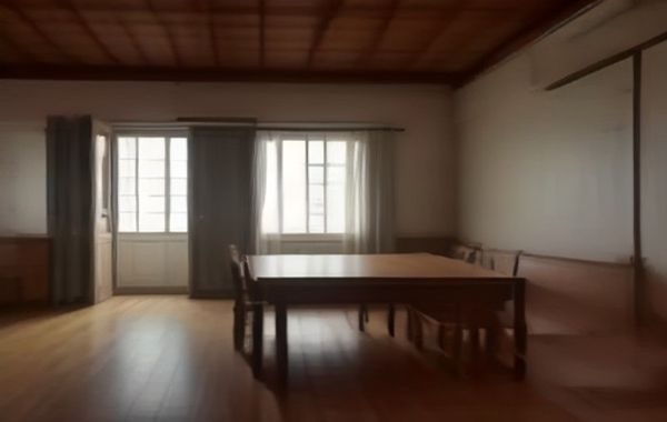 冢本友希早期创作场景，温暖室内光线下的拍摄现场，展现其叙事型作品的典型氛围
